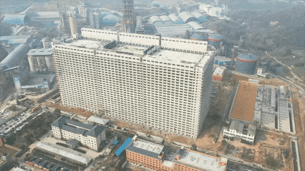 A GIF shows a mega ‘hog hotel’ in Ezhou, Hubei province. From Weibo