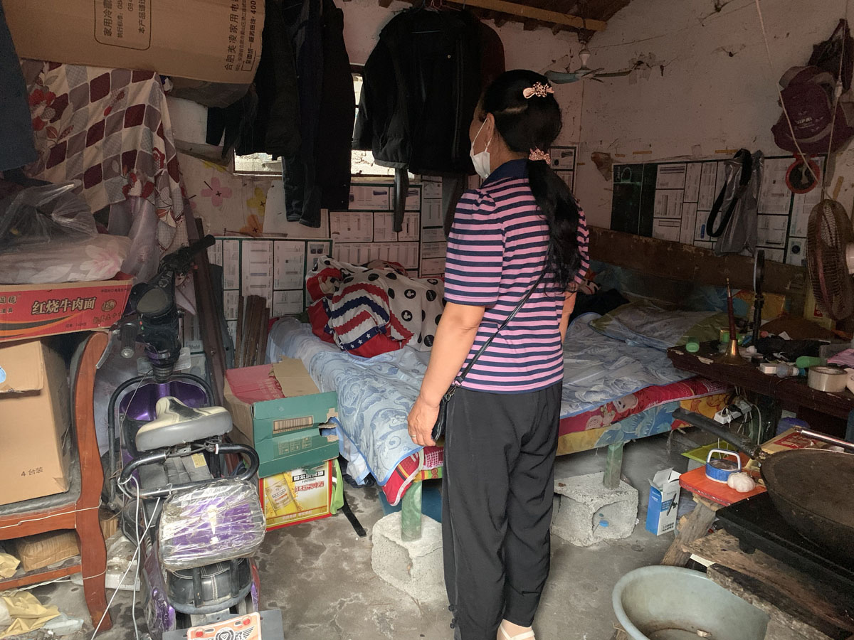 Zhang Li, Zhang Gongqian’s half sister, stands in the room where he used to sleep, in Zhejiang province, July 26, 2022. Yuan Ye/Sixth Tone