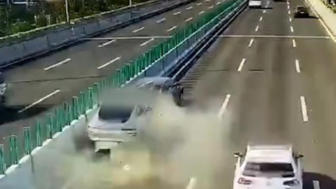 A screenshot shows XPeng P7  crashing into another vehicle. From The Paper