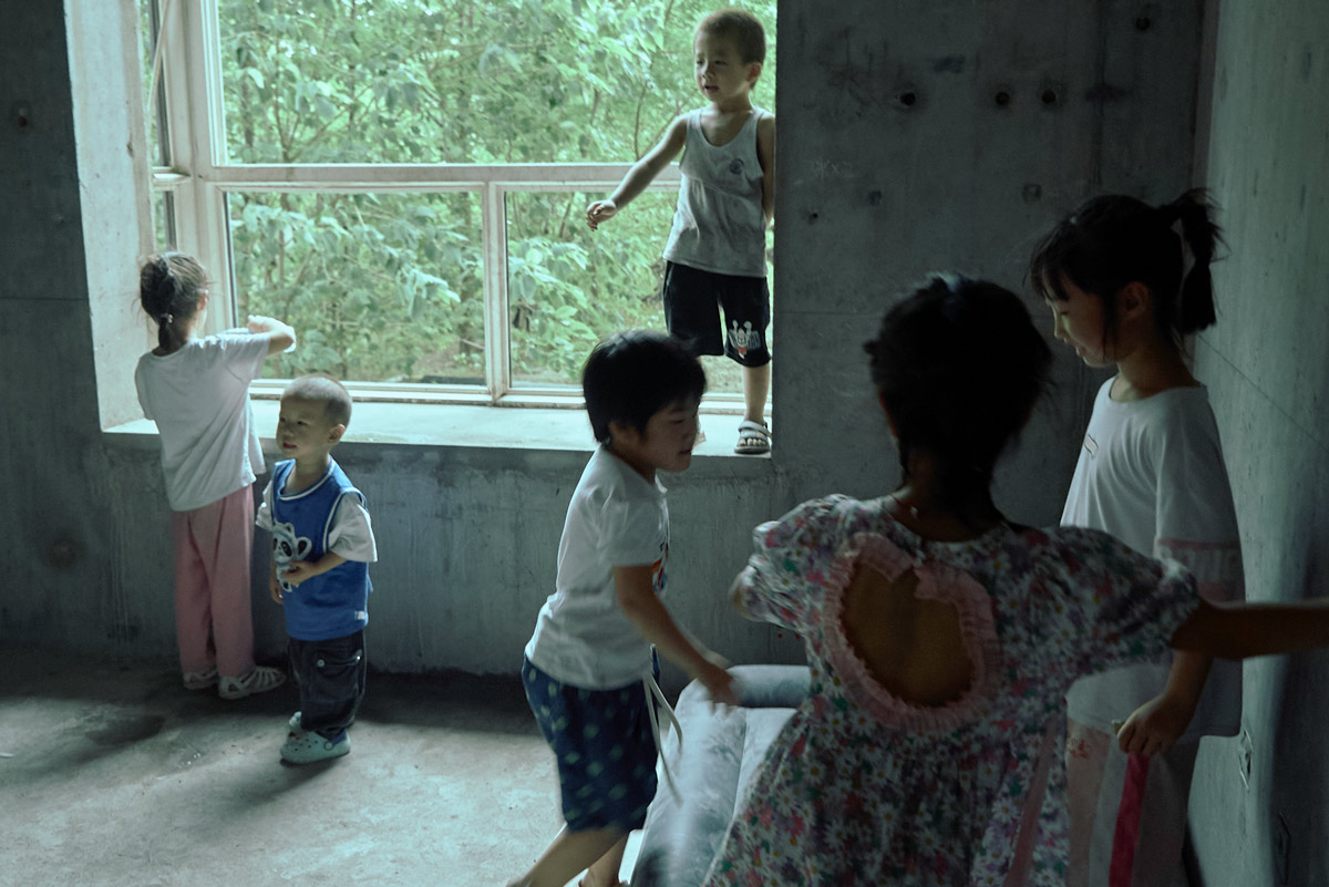Children play inside Jinling Apartment, August 2022. Wu Huiyuan/Sixth Tone