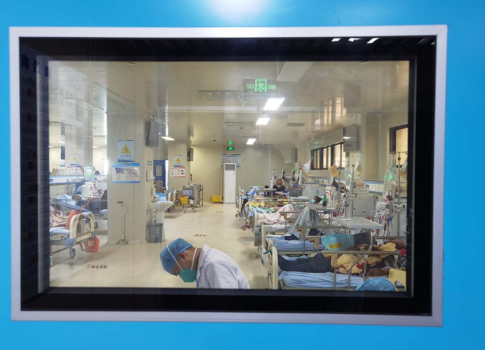 A crowded hemodialysis ward at Shanghai Pudong Hospital, in Pudong District, Shanghai, Aug. 9, 2022. Public hospitals in China often struggle to deal with the high demand for hemodialysis among patients. Ni Dandan/Sixth Tone