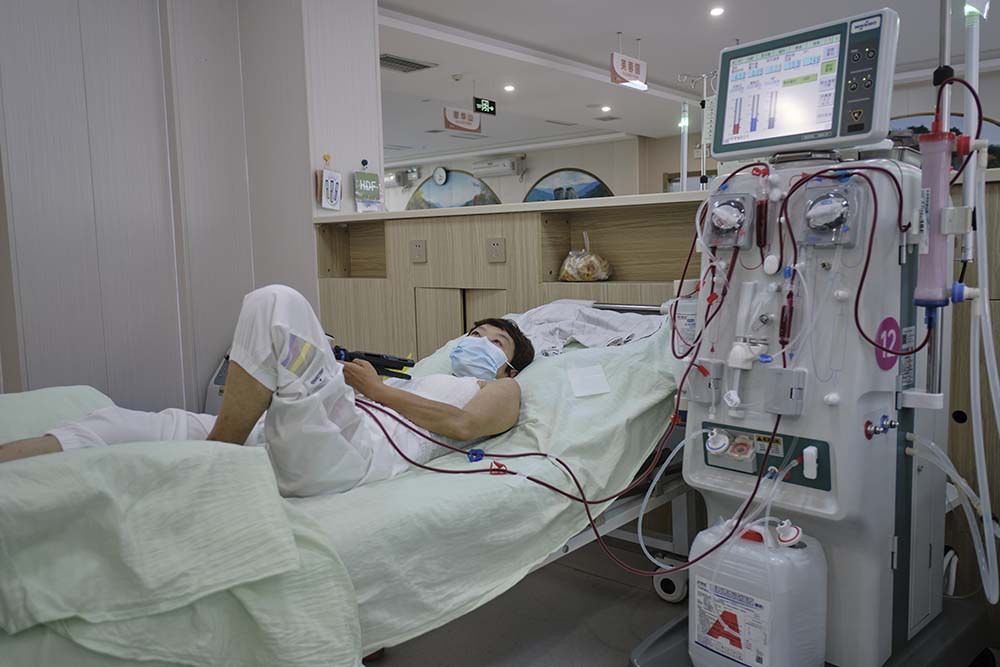 Hou Jun receives hemodialysis at a community-based dialysis treatment center in Xi’an, Shaanxi province, August, 2022. Wu Huiyuan/Sixth Tone