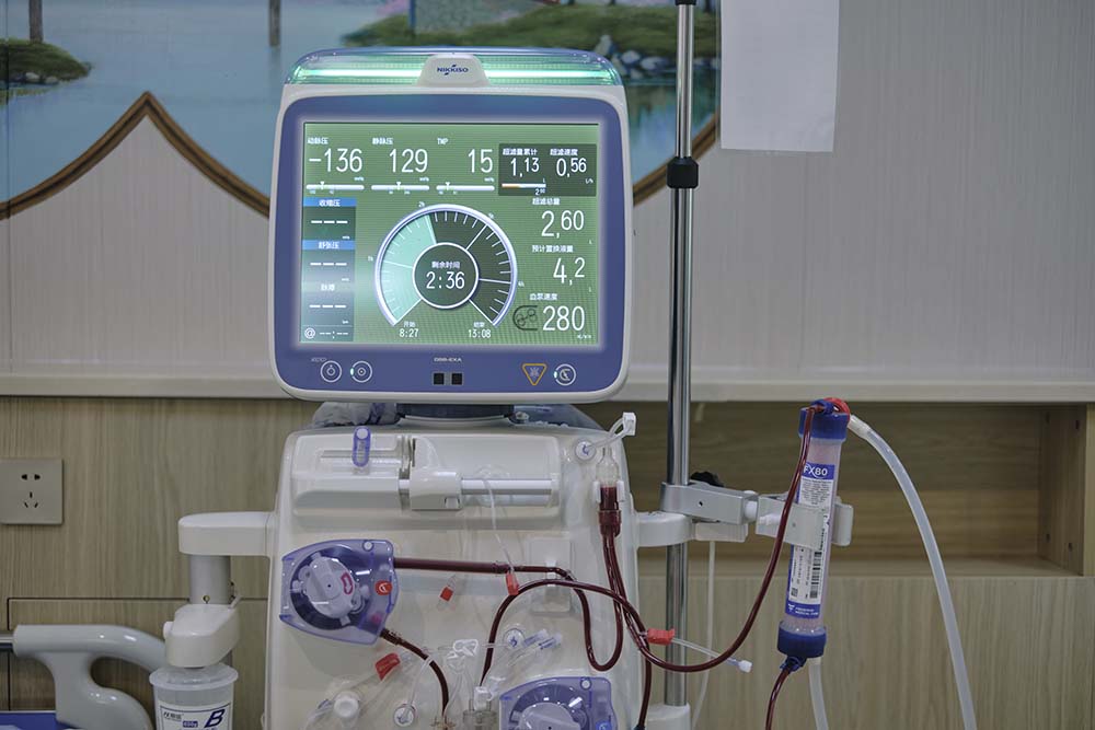 A hemodialysis machine at the clinic where Hou receives treatment, in Xi’an, Shaanxi province, August, 2022. Wu Huiyuan/Sixth Tone