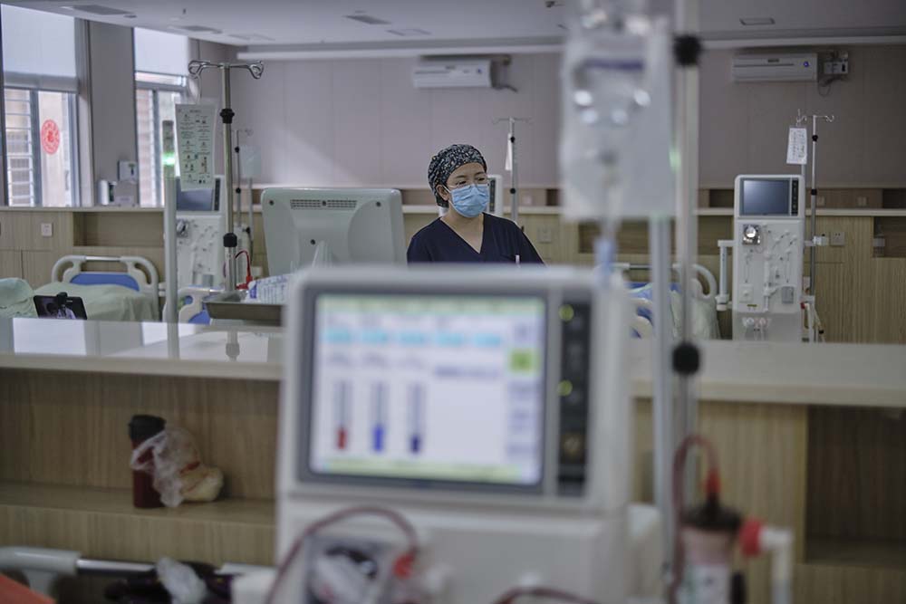 A nurse checks on her patients at the community-based dialysis treatment center in Xi’an, Shaanxi province, August, 2022. Wu Huiyuan/Sixth Tone