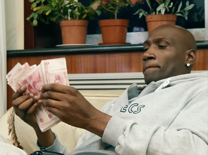 A still from the documentary “Wild Ball” shows Lee Benson counting his winnings. Courtesy of Li Hongquan