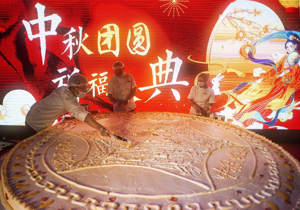 Chefs make a giant moon cake with a diameter of 3 meters at a shopping mall in Changzhi, Shanxi province, Sept. 10, 2022. VCG