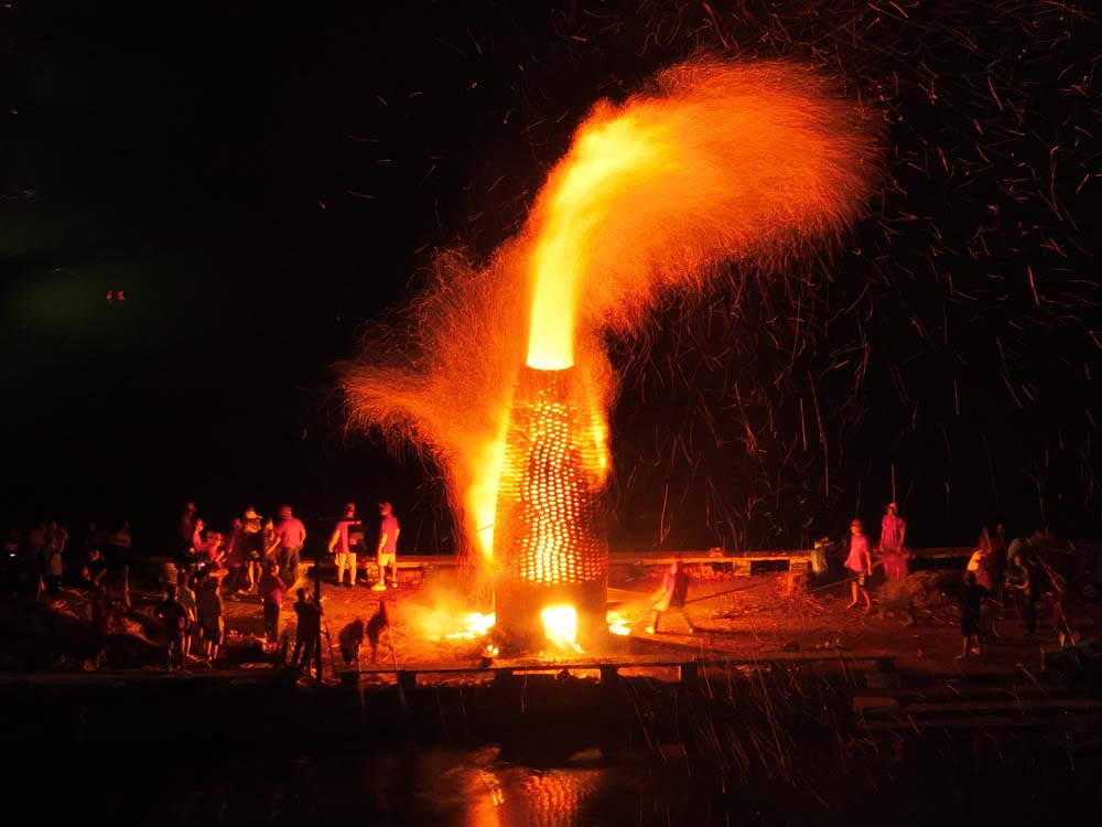 People perform the Shao Fan Pagoda, which means “Burning Fan Tower,” at a village in Foshan, Guangdong province, Sept. 10, 2022. “Shao Fan Pagoda” is a traditional Mid-Autumn Festival ritual in the Pearl River Delta. VCG