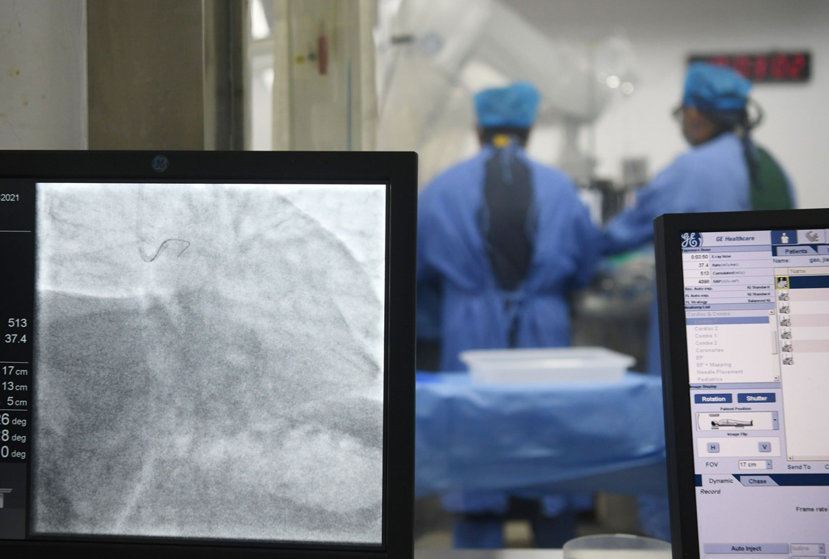 Doctors perform heart surgery in Sanya, Hainan province, 2021. Sha Xiaofeng/VCG