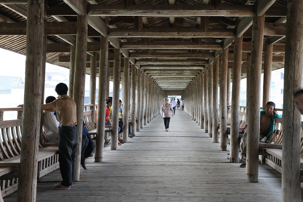 People walk and rest on Wan’an Bridge, 2012. VCG