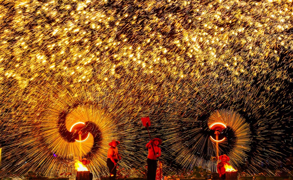 Workers take part in a traditional ‘beat the iron flower’ performance in Huaibei, Anhui province, Oct. 1, 2022. VCG