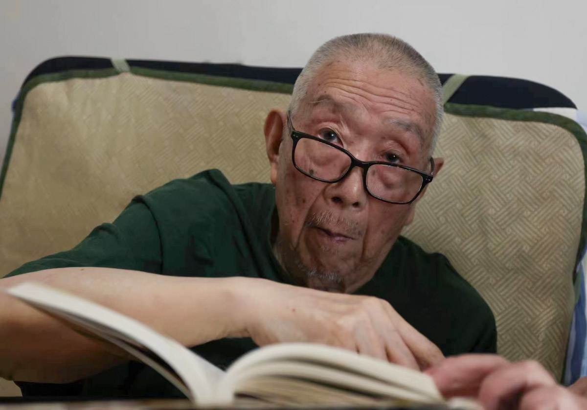 Zhong Shuhe reads at home in Changsha, Hunan province, July 2022. Courtesy of Lu Mi