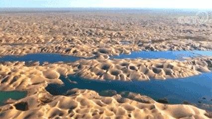 A GIF shows lakes appearing in Taklamakan Desert. From @央视新闻 on Weibo