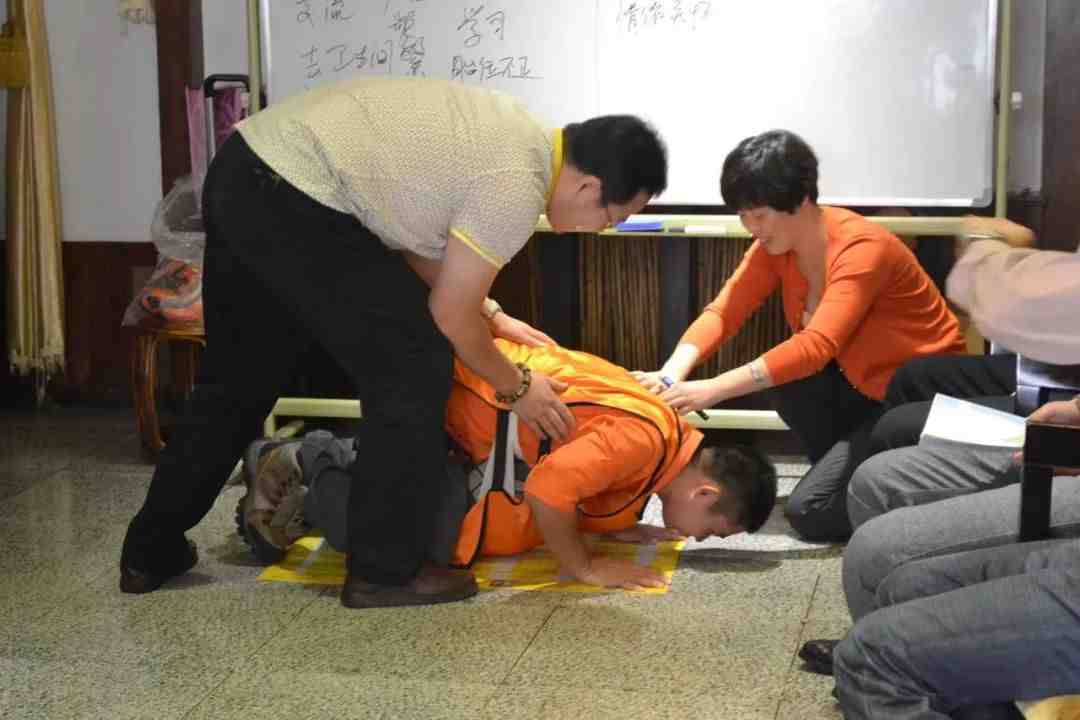 A man experiences how to adjust malpresentation during one of the male morality classes. From @中国慈善家杂志 on Weibo