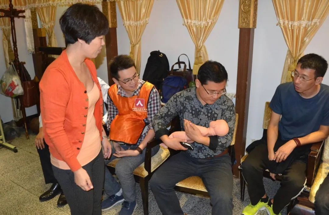 A man learns how to take care babies during one of the male morality classes. From @中国慈善家杂志 on Weibo