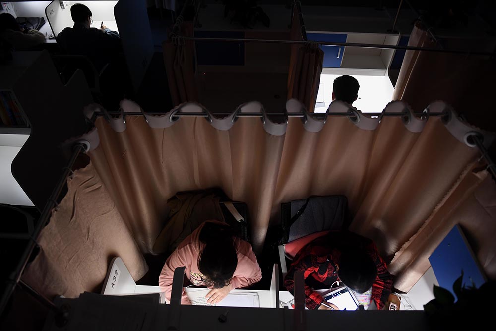 People study late at a paid study room in Chongqing, Nov. 16, 2019. IC