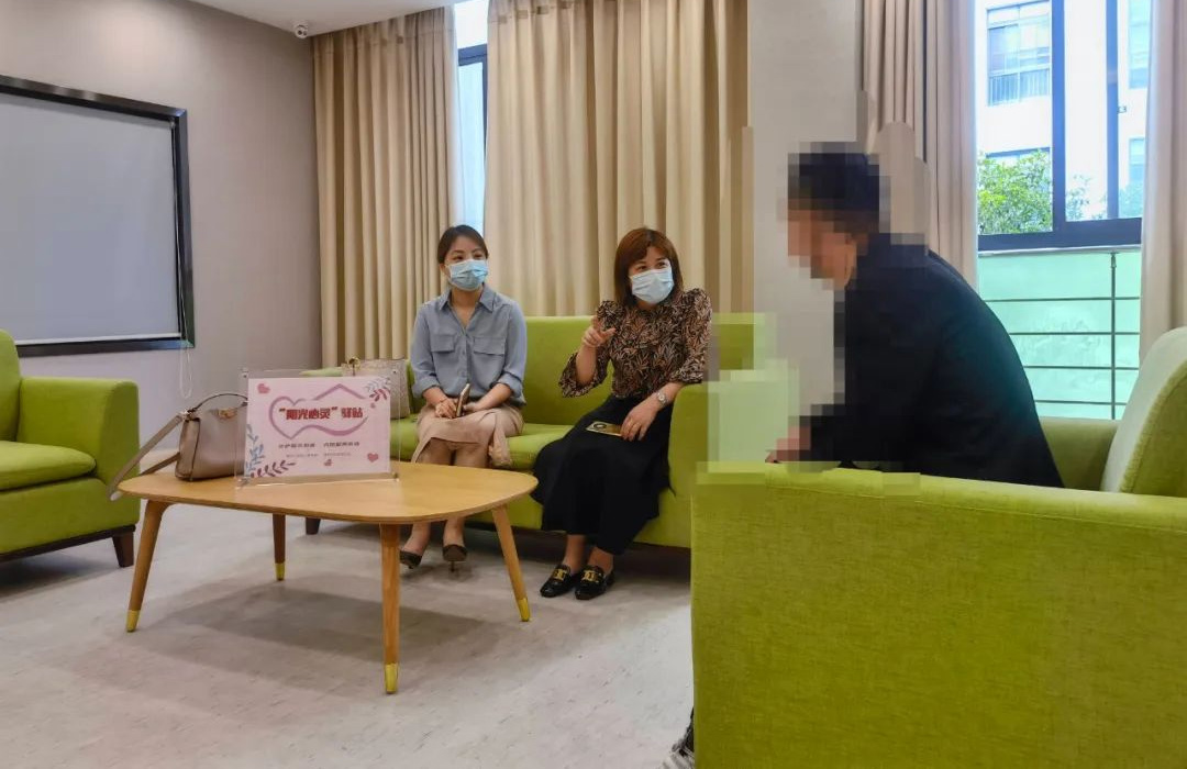 Gu Xiaoqing (center) and Wang Dongli (left) during a counseling session with an accused abuser. Courtesy of Wang Dongli