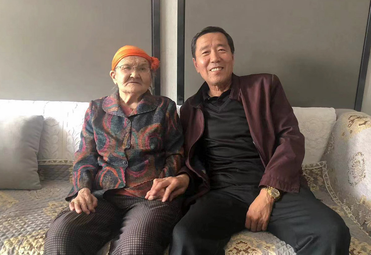 Sun Baowei visits Duguima at her home, 2021. Courtesy of Sun Baowei