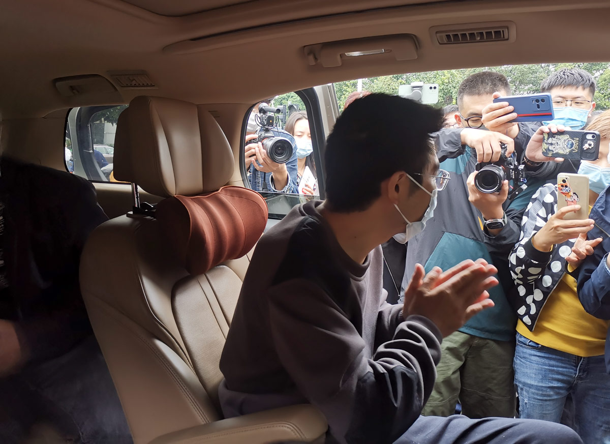 Gan Yu expresses his thanks to well-wishers as he leaves the hospital, October 2022. Courtesy of Gan Yu