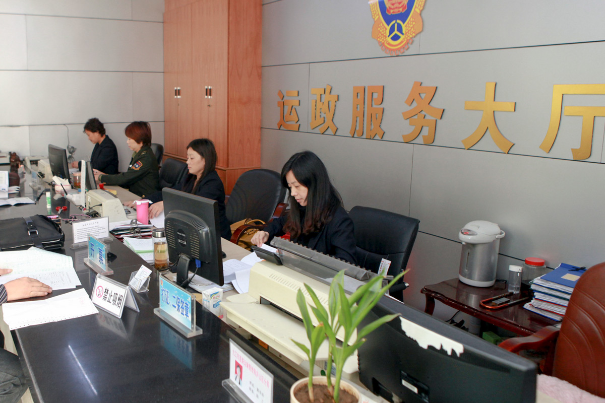 Local government staff work at an office in Jiujiang, Jiangxi province, 2012. IC