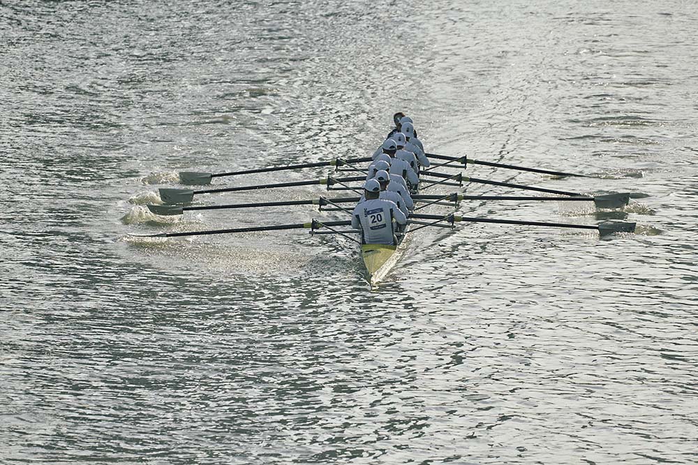 A rowing team races along the Suzhou Creek during the second edition of the Head of Shanghai River Regatta, Oct. 29, 2022. Wu Huiyuan/Sixth Tone