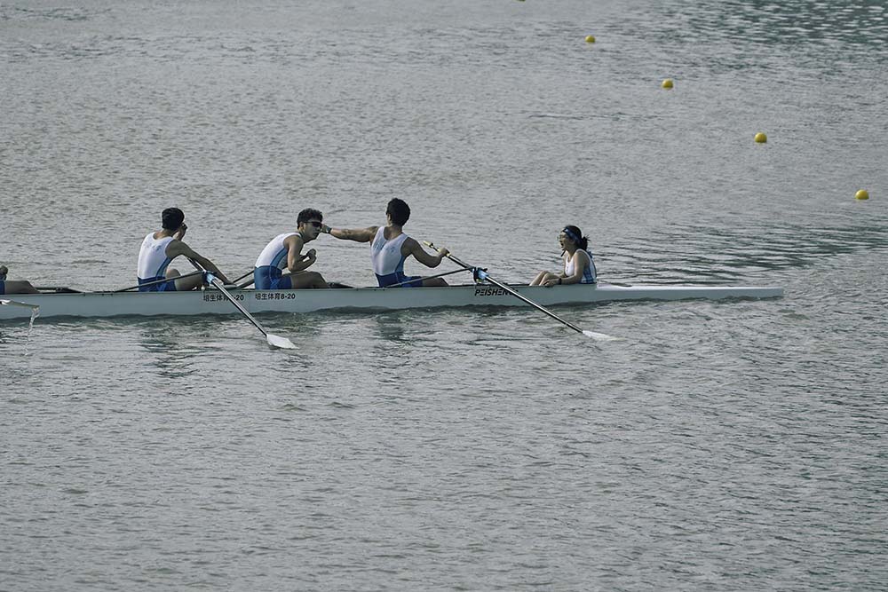 A rowing team races along the Suzhou Creek during the second edition of the Head of Shanghai River Regatta, Oct. 29, 2022. Wu Huiyuan/Sixth Tone