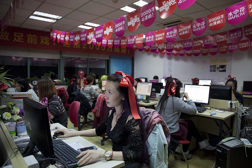 Sales staff for an online shop work overnight during Singles’ Day in Hangzhou, Zhejiang province, Nov. 11, 2014. Xu Xiaolin for Sixth Tone
