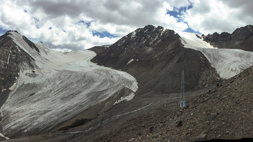 A view of Glacier No. 1 East and No. 1 West in the Tianshan Mountains, Xinjiang Uyghur Autonomous Region, July 3, 2017. Zhao Meng for Sixth Tone
