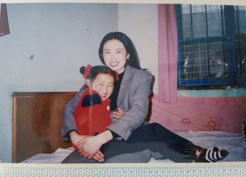 A mother-daughter photo taken on Jiang Ge’s birthday in 1999, seen in Qingdao, Shandong province, Aug. 17, 2017. Zhang Xiaolian for Sixth Tone