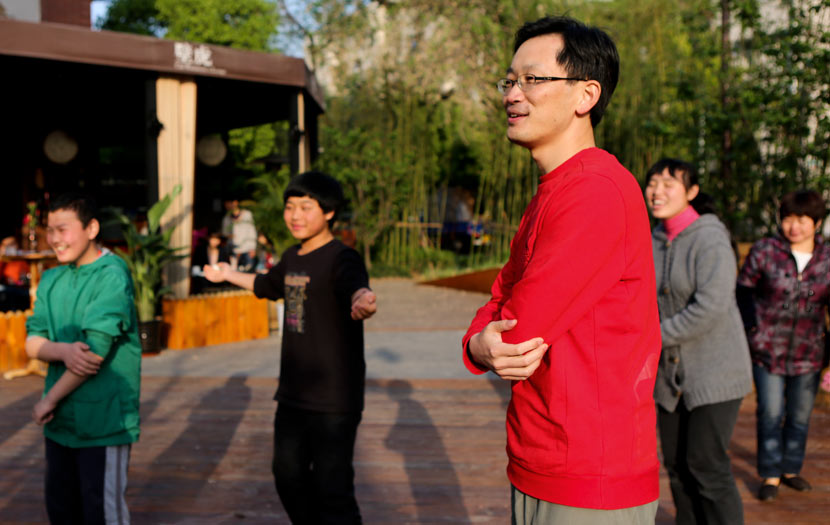 Zhang Yichao prepares for a rehearsal with members of a chorus organized by the NGO Jiuqian in Shanghai, April 21, 2013. Zhang Xinyan for Sixth Tone