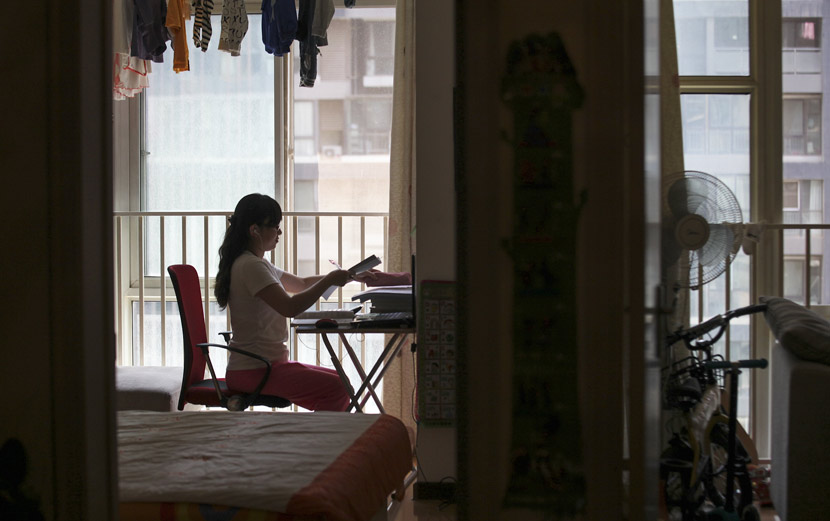 A young mother studies for her certified tax adviser exam at her home in Xi’an, Shaanxi province, May 15, 2015. Huang Lijian/VCG