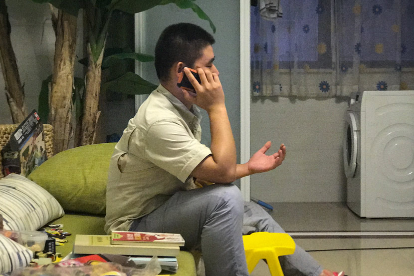 Chen Baonan talks to a volunteer counselor over the phone at his home in Jiangsu province, Sept. 16, 2017. Wang Lianzhang/Sixth Tone