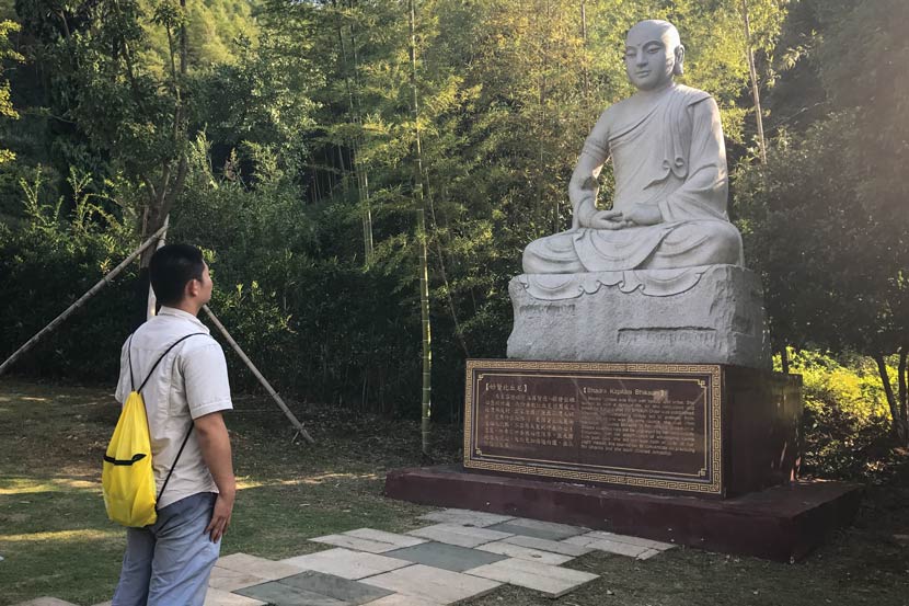 Chen Baonan views a statue of a Buddhist nun at a temple in Jiangsu province, Sept. 16, 2017. Wang Lianzhang/Sixth Tone