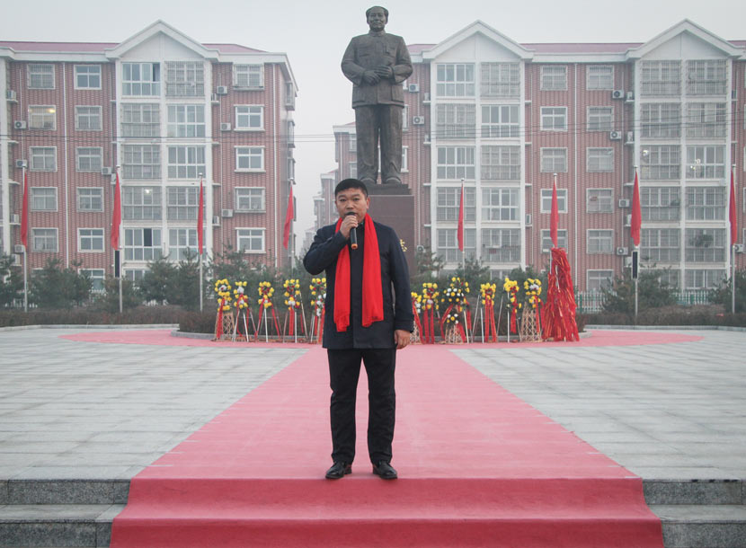 Bai Liguo, village Party secretary and committee head, makes a speech at a ceremony honoring Mao Zedong in Liuxianzhuang Village, Tangshan, Hebei province, Nov. 1, 2017. Yan Jie/Sixth Tone