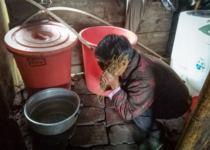 Guo Xinxiang, mother of Xiong Wumei, demonstrates her daughter’s behavior upon returning from her weeklong absence, Yanchong Village, Hunan province, Nov. 14, 2017. Zhang Xiaolian for Sixth Tone