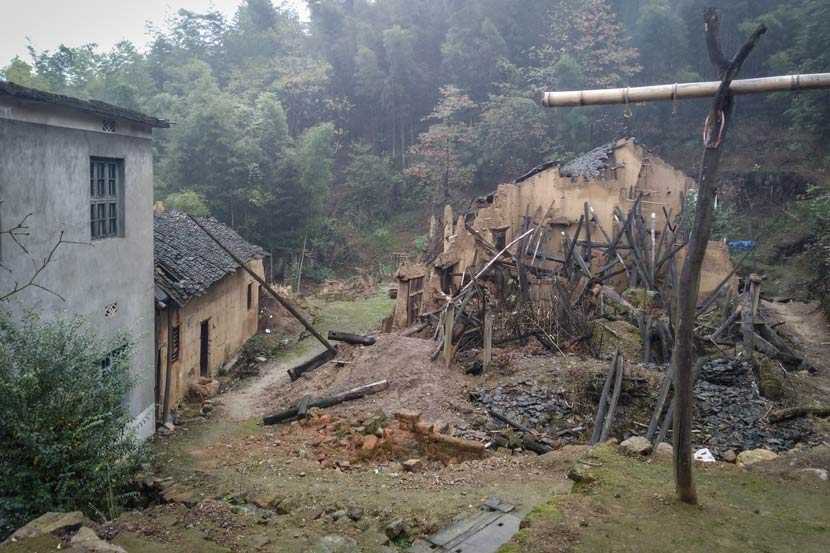 A view of the path to Xiong Wumei’s parents’ house at the top of the mountain in Yanchong Village, Hunan province, Nov. 14, 2017. Zhang Xiaolian for Sixth Tone