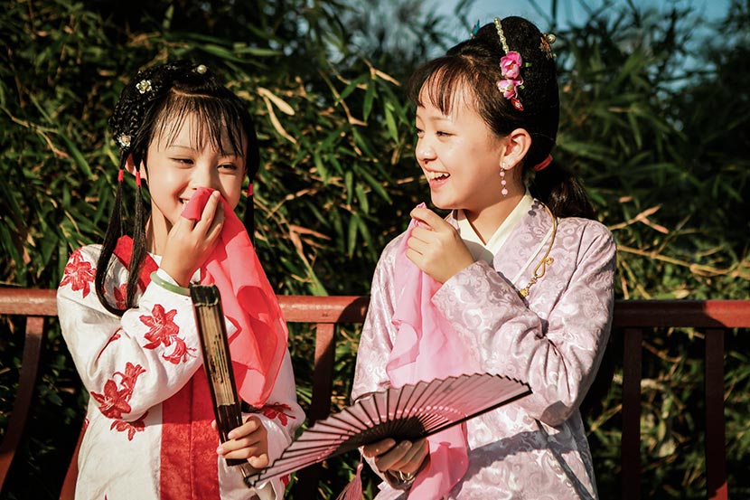 Child actors laugh on the set of the miniseries ‘Dream of the Red Chamber.’ From the ‘Star of Tomorrow’ Weibo account