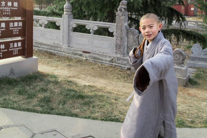 Shi Xiaosong poses for a photo at the Shaolin Temple in Dengfeng, Henan province. From Shi Xiaosong’s Weibo account