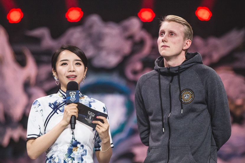 Duan Yushuang interviews Danish esports player ‘Zven’ after his team’s defeat in the ‘League of Legends’ World Championship semifinals in Wuhan, Hubei province, Oct. 13, 2017. Courtesy of Duan Yushuang