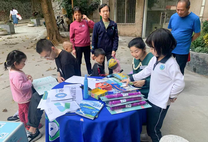 GHCF coordinator He Xin (in green) leads a workshop promoting information about climate change to children. Courtesy of He Xin