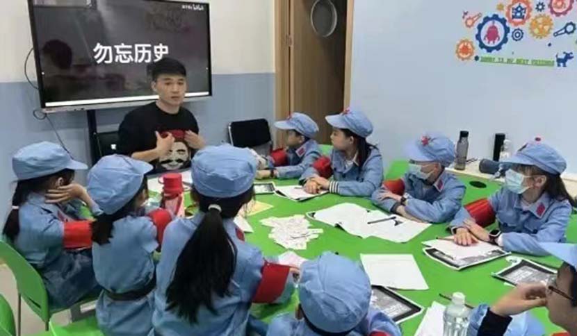 Children take part in a Red Army-themed role-playing game. From @芒果妈妈 on Xiaohongshu