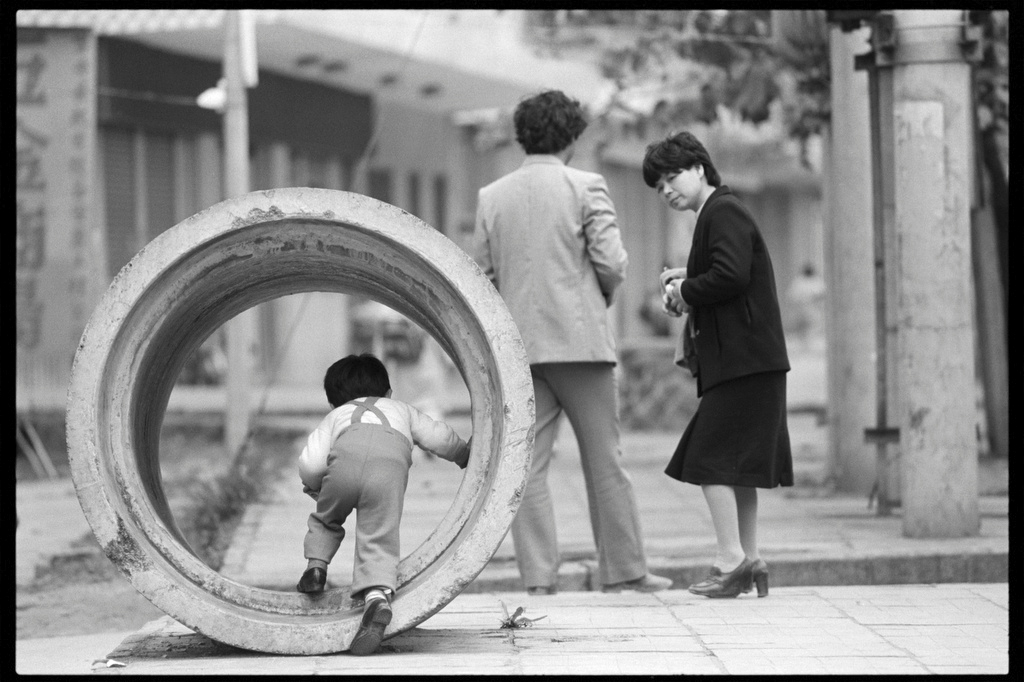 A couple and their son enjoy a quiet afternoon in the Shenzhen Special Economic Zone on the border with Hong Kong, 1987. Courtesy of Andrew Wong