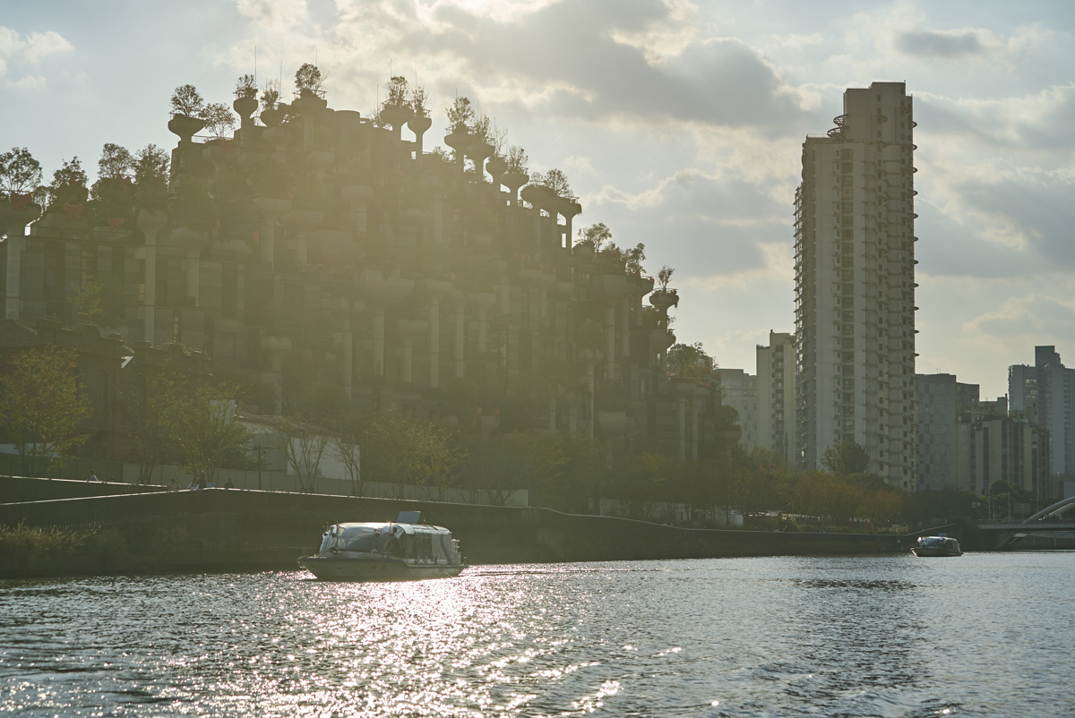 A cruise boat drives on the Suzhou Creek, Oct. 24, 2022. Wu Huiyuan/Sixth Tone