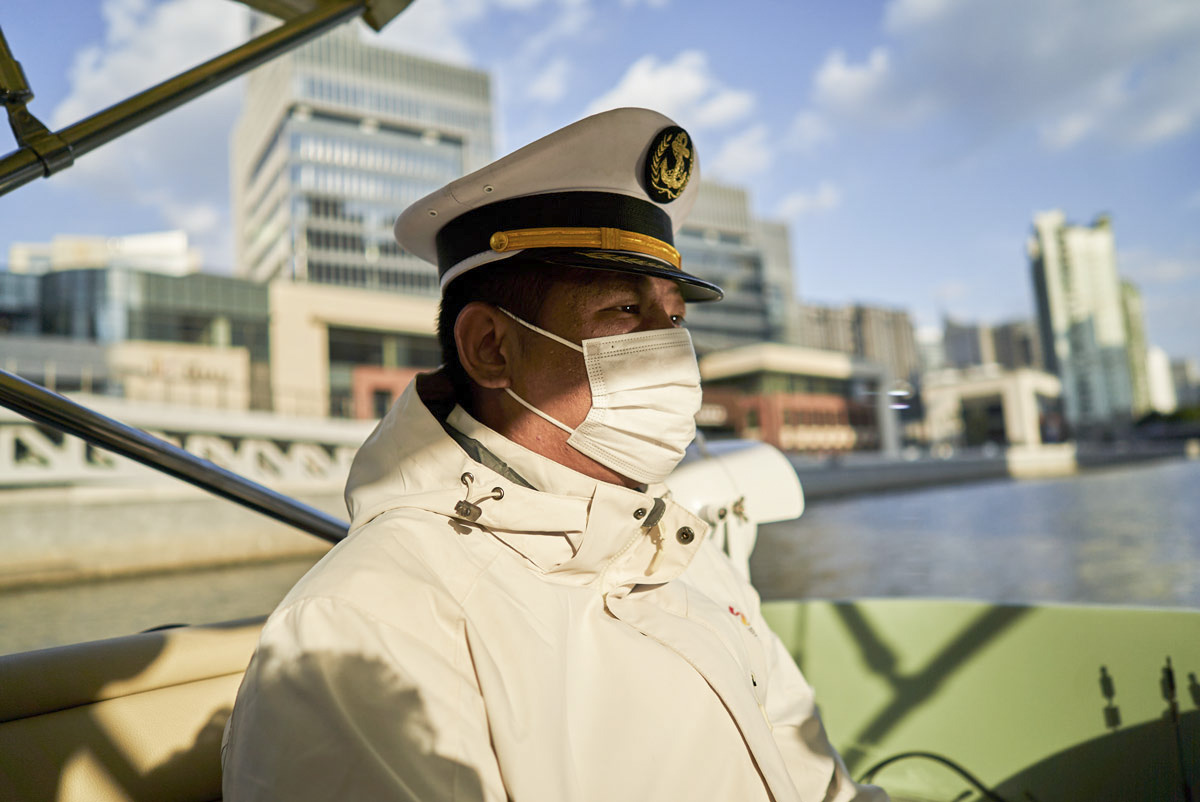 Zhou Wenrong, a 40-year-old cruise boat driver, poses for a photo, Oct. 24, 2022. Wu Huiyuan/Sixth Tone