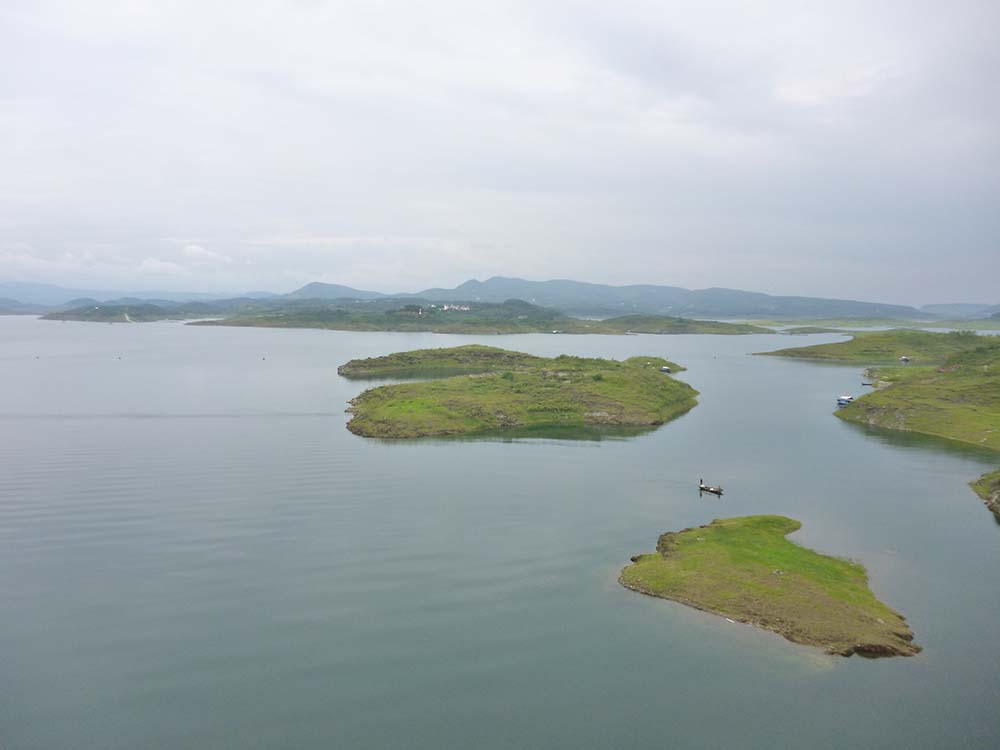 A view of the Danjiangkou Reservoir during the 2014 dry season. Coutesy of Yuan Ling