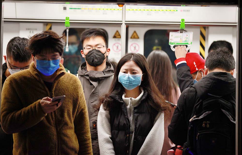 People wearing protective masks in a subway in Nanjing, Jiangsu province, March 16, 2020. VCG