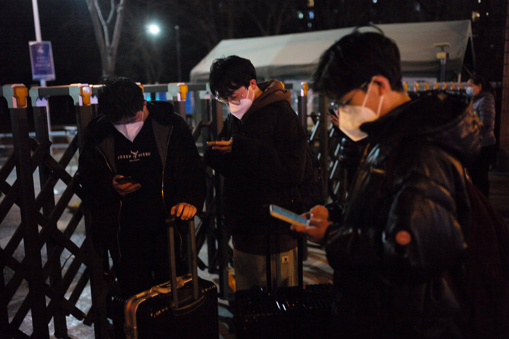 University students prepare to leave campus, in Jinan, Shandong province, Dec. 3, 2022. Due to strict pandemic-control policies, only those who have tested negative for COVID-19 five days in a row are allowed to leave and study online remotely. Wang Jian/VCG