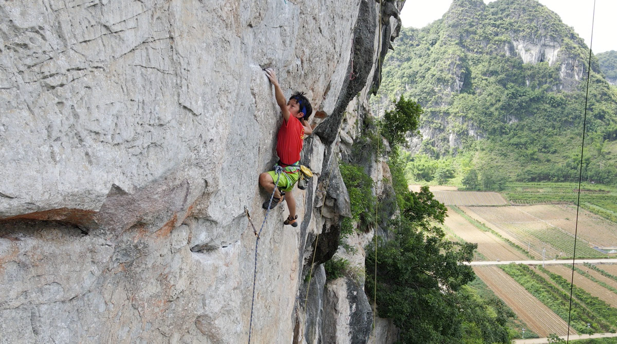 Mu Zerun rock climbing in Mashan, Guangxi Zhuang Autonomous Region, 2021. Courtesy of Mu Jianhong