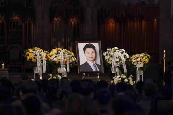 A candlelight vigil for Zheng Shaoxiong, Nov. 18, 2021. Xinhua