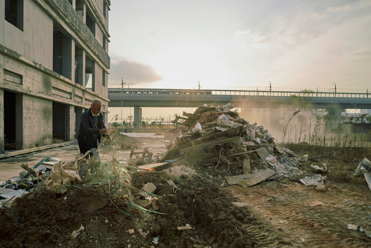 Piles of construction debris litter the compound in Nanchang, Jiangxi province, November 2022. Wu Huiyuan/Sixth Tone
