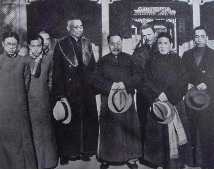 A group photo of artists from Fu Jen Catholic University, 1936. From left to right, Lu Hongnian, Wang Suda, Xu Jihua, Chen Yuandu, Chen Yuan (Fu Jen’s headmaster), Br. Berchmans Brückner, Zhang Huai (Dean of the School of Education), and Li Zhichao.